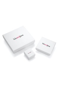 Scatole regalo bianche di tre dimensioni, con il logo "lulujandjane" in nero e rosa, dalle superfici lisce e dai bordi affilati.