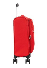 Maleta roja con ruedas, mango retráctil resistente, tela texturizada y doble cremallera, equipada con cuatro ruedas giratorias negras para facilitar la movilidad.