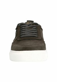 Sneaker in suede verde scuro con punta rotonda, lacci grigi, suola in gomma bianca e design minimalista. Presenta un logo impressa sulla linguetta.