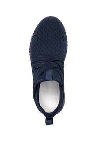 Marineblaue Sportschuhe mit einem strukturierten Mesh-Obermaterial, elastischen Riemen und einem gepolsterten Innenraum; verfügen über eine Zugschlaufe an der Ferse.