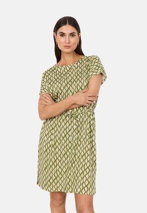 Grünes gemustertes Kleid mit kurzen Ärmeln, einem runden Halsausschnitt und einem Kordelzug in der Taille. Besitzt ein gewelltes, weißes und grünes Muster und eine knielange Passform.