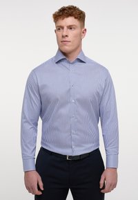 Lichtblauw overhem shirt met smalle witte strepen, lange mouwen, een gestructureerde kraag en een gladde textuur. Slim fit ontwerp.