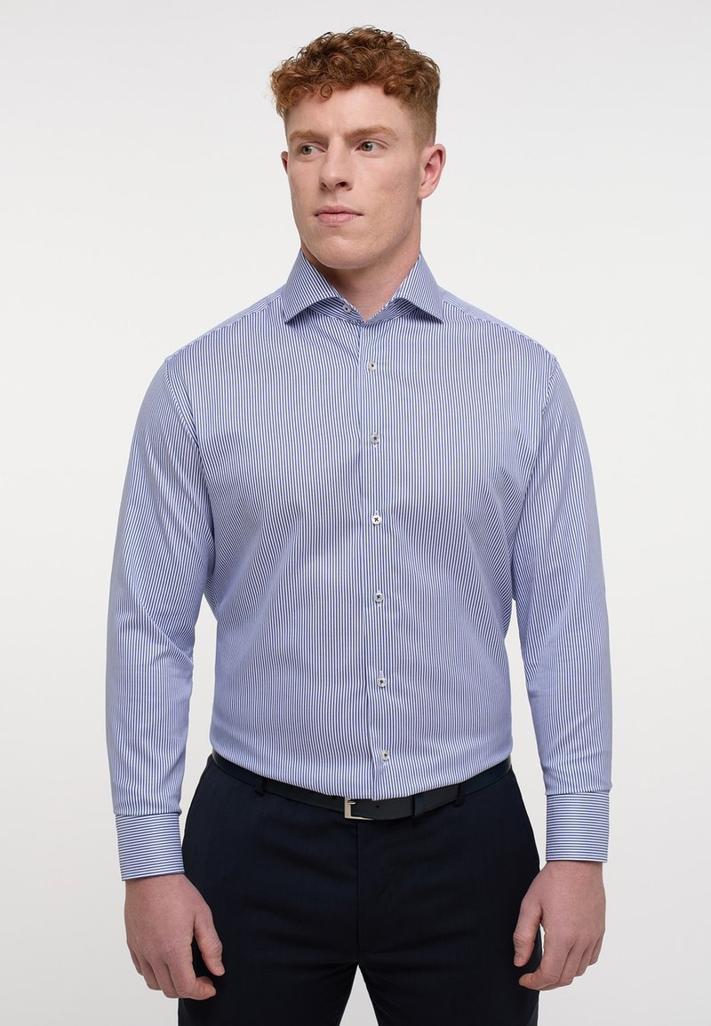 Lichtblauw overhem shirt met smalle witte strepen, lange mouwen, een gestructureerde kraag en een gladde textuur. Slim fit ontwerp.