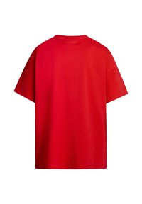 Rød bomulds t-shirt med korte ærmer, rund halsudskæring og lige snit. Har et lille logo nær baghalsen.