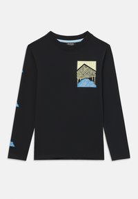 Schwarzes Langarmshirt mit blauer und gelber Grafik eines Gebäudes und dem Text "Scotch & Soda" auf der Brust sowie blauen Felsillustrationen auf dem rechten Ärmel.