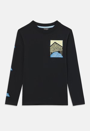 Schwarzes Langarmshirt mit blauer und gelber Grafik eines Gebäudes und dem Text "Scotch & Soda" auf der Brust sowie blauen Felsillustrationen auf dem rechten Ärmel.