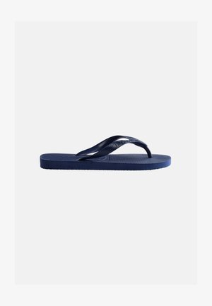 Marineblå gummiflip-flop sandal med teksturert såle og Y-formet stropp på ensfarget lyst bakgrunn.
