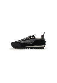 Adidași negri dintr-o combinație de material din velur și piele. Prezentând o talpă texturată din cauciuc, ochiuri aurii și un design matlasat.