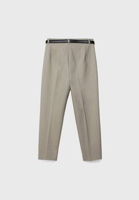 Beige broek met een hoge taille, voorzien van een zwarte riem, plooien en een gladde textuur. Gevoerd in een taps toelopend ontwerp met een rechte pijpafwerking.