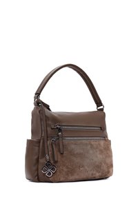 Borsa a mano in pelle e camoscio marrone con finitura testurizzata, due tasche con zip e un accento decorativo in metallo sul lato.