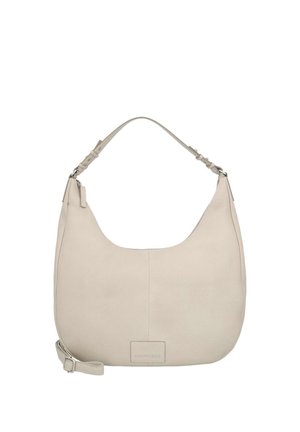 Beige Leder-Schultertasche mit verstellbarem Riemen und Reißverschluss, abgerundetem oberen Rand und kleinem rechteckigem Markenpatch vorne in der Mitte.