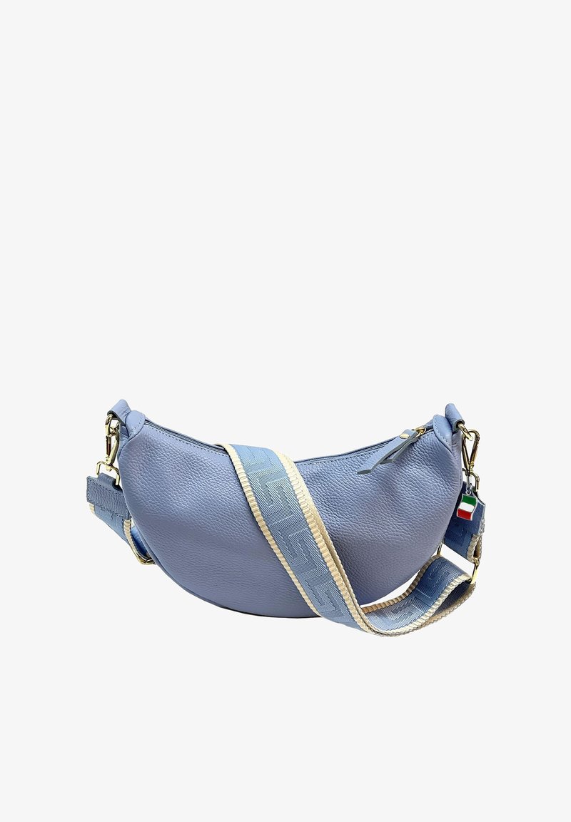 Lichtblauwe leren handtas met een afgeronde vorm, voorzien van een gouden rits en een verstelbare schouderband met gemusterde accenten en een klein label.