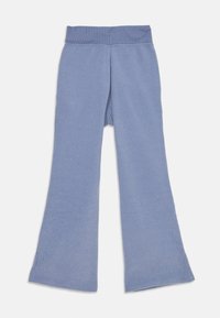 Fleece nohavice v svetlom modrom odtieni s širokým elastickým pásom a jemnou textúrou, s nazúvaným dizajnom nohavíc.
