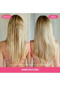 Före-och-efter bild som visar långt, rakt blont hår; till vänster är håret frizzigt och tråkigt, medan det till höger är slätt och glänsande, med mjuka vågor.