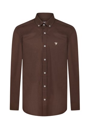 Camisa marrón de manga larga y botones, hecha de tela suave. Presenta un cuello clásico, botones blancos y un pequeño logo bordado en el pecho.