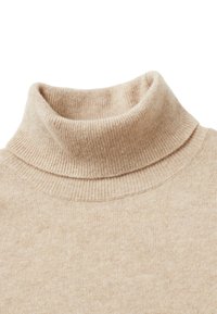 Beżowy sweter z golfem, z prążkowanym kołnierzem i korpusem, charakteryzujący się miękką teksturą i gładkim wzorem dzianiny. Minimalistyczny design bez ozdób.