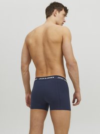 Navyblaue Baumwoll-Boxershorts mit einem schwarzen Bund, der das weiße Markenlogo trägt. Glatte Textur und taillierte Passform, aus einer hinteren Perspektive gezeigt.