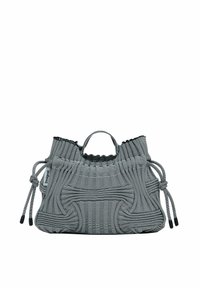 Schwarz-weiße gestreifte Stofftasche mit gerafftem oberen Rand, verstellbaren Kordelzugverschlüssen und einer strukturierten Oberfläche. Kompakte, strukturierte Form.