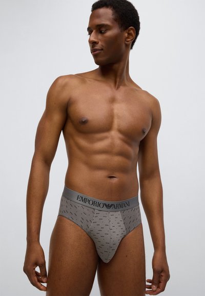 Γκρι ανδρικά εσώρουχα με υφή μοτίβου. Η μέση διαθέτει λογότυπο σε μαύρο χρώμα. Το ύφασμα φαίνεται λείο και εφαρμοστό.