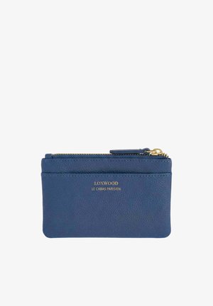 Portefeuille zippé en cuir bleu avec une poche avant, une fermeture éclair dorée et le texte "Loxwood Le Cabas Parisien" embossé en doré.
