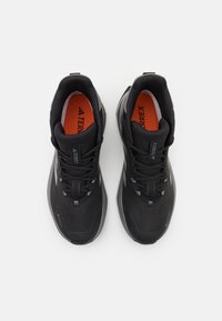 Czarne buty sportowe z teksturowaną cholewką, szarymi akcentami i pomarańczową wkładką. Posiadają wyściełany kołnierz oraz sznurowane zapięcie.