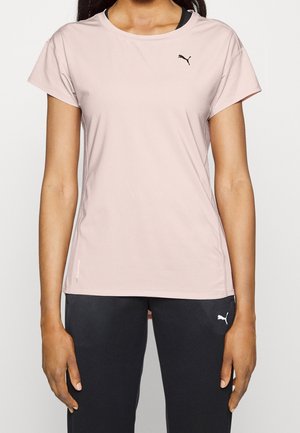 Roze sportshirt met korte mouwen en ronde hals, voorzien van een zwart logo, gemaakt van lichte, soepele stof; gecombineerd met zwarte strakke broek.