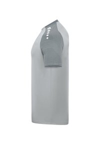 Maglietta sportiva grigia a maniche corte, con un motivo testurizzato sulla manica destra e cuciture a contrasto. Tessuto liscio, vestibilità moderna.
