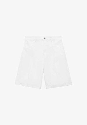 Białe szorty dżinsowe o prostym kroju, z dwoma przednimi kieszeniami, zapięciem na guzik oraz subtelnymi detalami szycia.