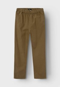 Bruine rechte broek met elastische tailleband en zijzakken, plat gelegd op een witte achtergrond.