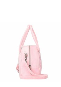 Rosa Handtasche mit weichem, plüschigem Material, rechteckiger Form, Reißverschluss und verstellbarem Schulterriemen. Mit silbernen Hardware-Akzenten ausgestattet.