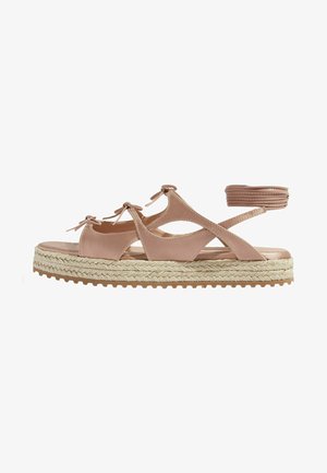 Lyserød lædersandal med udskæringsdesign, snøredetaljer og en jute platformssål. Har en polstret indersål og en struktureret gummiydersål.