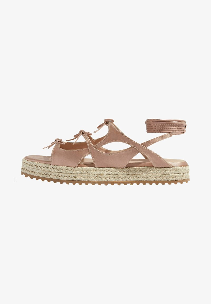 Roze kožne sandale s dizajnom s izrezima, vezanjem i jutenom platformom. Sadrže podstavljeni ulošci i teksturirane gumene potplate.