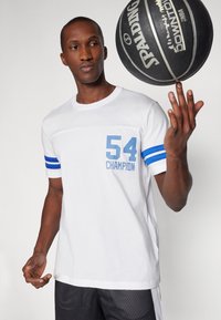 T-shirt alb din bumbac cu mâneci rayate albastre și cu numărul "54" și cuvântul "CHAMPION" imprimate în albastru pe partea din față.