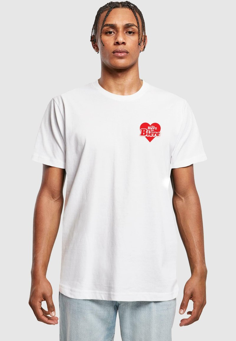Hvid bomulds T-shirt med et rødt hjertegrafik og teksten "Herr Bier" i fed skrift på venstre brystområde. Korte ærmer.
