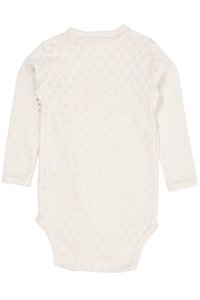 Langermet babydress i myk, kremfarget stoff med et strukturert diamantmønster. Har bølget trim og trykknapplukking i bunnen.
