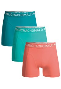 Muški bokserice u tri boje: tirkiznoj, akvamarinskoj i koraljnoj. Imaju mekan elastični pojas s logom "MUCHACHO MALO" i glatku teksturu tkanine.