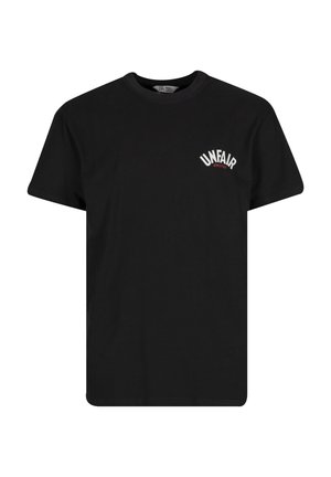 Czarny t-shirt z krótkim rękawem i okrągłym dekoltem z białym i czerwonym logo tekstowym "UNFAIR ATHLETICS" na lewej piersi.