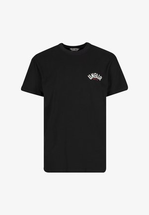 Czarny t-shirt z krótkim rękawem i okrągłym dekoltem z białym i czerwonym logo tekstowym "UNFAIR ATHLETICS" na lewej piersi.