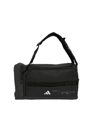 Musta Adidasin pakkausjärjestelmällä varustettu duffel-laukku, jossa säädettävä olkahihna ja vetoketjulliset osastot.