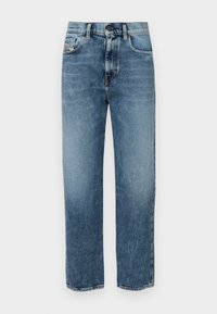 Jeans in denim azzurro chiaro con taglio dritto, tasche frontali, chiusura con bottone e una leggera scoloritura con una superficie morbida.