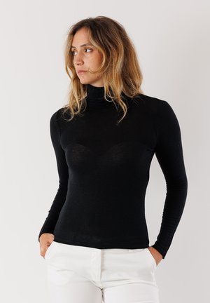 Maglione a collo alto nero a maniche lunghe realizzato in un materiale morbido e leggero. Finitura testurizzata, design aderente, con una silhouette liscia e senza cuciture.