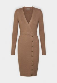 Robe marron côtelée avec encolure en V, manches longues et silhouette ajustée. Dispose d'une taille ceinturée et de boutons dorés décoratifs à l'avant.