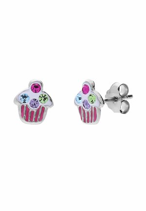 Silberne Ohrstecker in Form von Cupcakes mit weißer Glasur und bunten Edelsteinverzierungen in Pink, Blau, Grün und Lila.