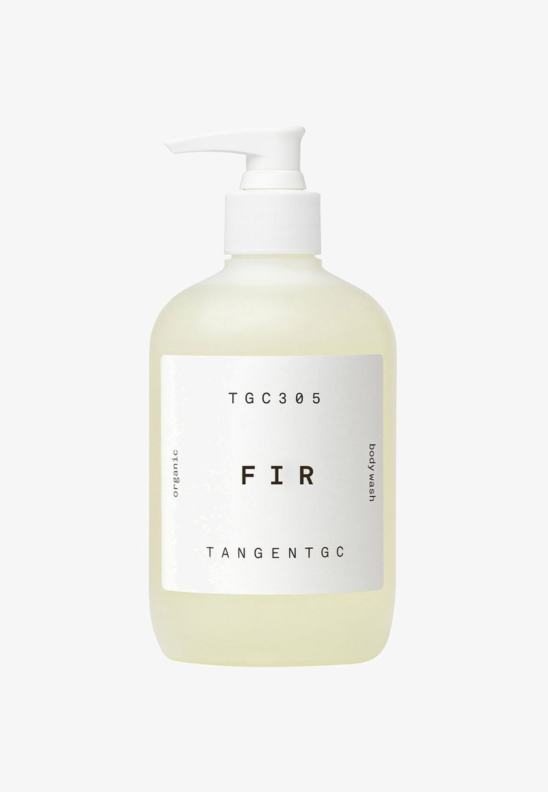 Durchsichtige Kunststoffpumpeflasche mit Duschgel und matter weißer Etikette. Der schwarze Text beinhaltet "FIR", "TGC305" und "bio". Im Inneren befindet sich eine hellgelbe Flüssigkeit.