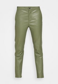 Karmelowe skórzane spodnie o slim fit, z przednim zapięciem na guzik, standardowymi kieszeniami i gładką, błyszczącą fakturą.