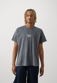 BDG Urban Outfitters POSITIVE ENERGY TEE UNISEX - T-shirt print - charcoal