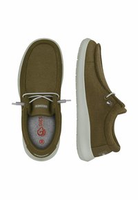 Olivgrüne Slip-On-Schuhe mit einem weichen textilen Obermaterial, weißer Gummisohle und flachen Schnürsenkeln mit silbernen Akzenten. Das Innere ist mit einem grauen Futter versehen.