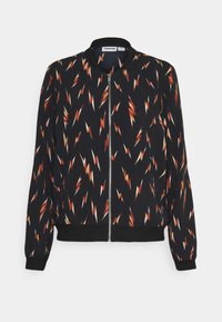 Černá bomber bunda s celoplošným vzorem blesků v odstínech červené a bílé, s předním zipem a elastickými manžetami a lemem.