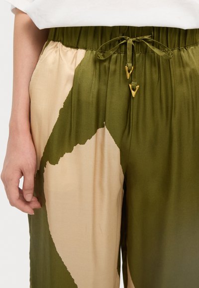 Pantalones verdes y beige con un estampado y acabado satinado, que cuentan con una cintura elástica, cordón ajustable y detalles en dorado.