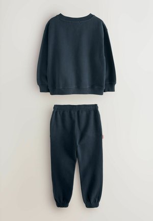 Donker marineblauwe sweatshirt met een ronde halslijn en geribde manchetten, gecombineerd met tapered sweatpants met een elastische tailleband.